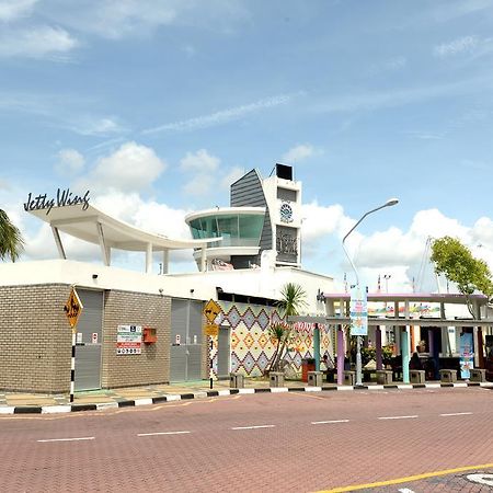 Brezza Hotel Lumut Esterno foto