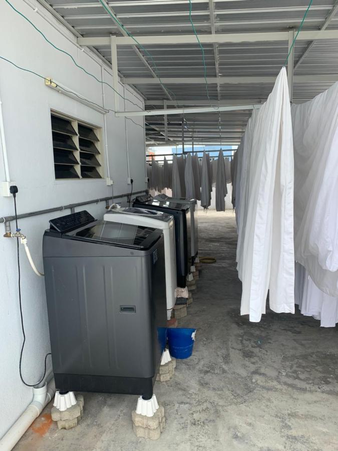 Brezza Hotel Lumut Esterno foto