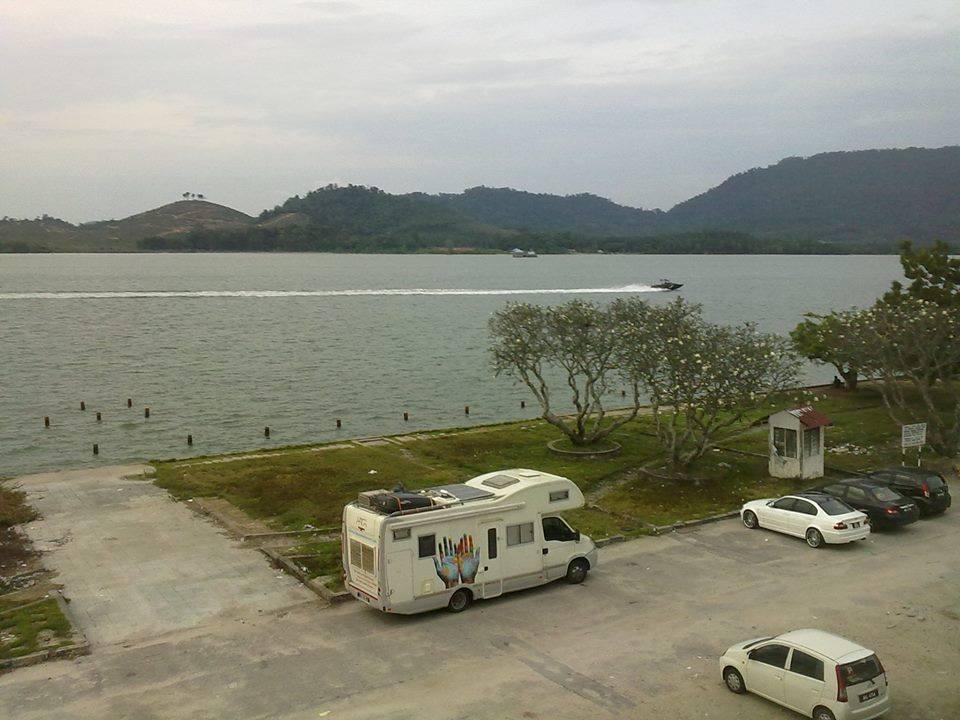 Brezza Hotel Lumut Esterno foto