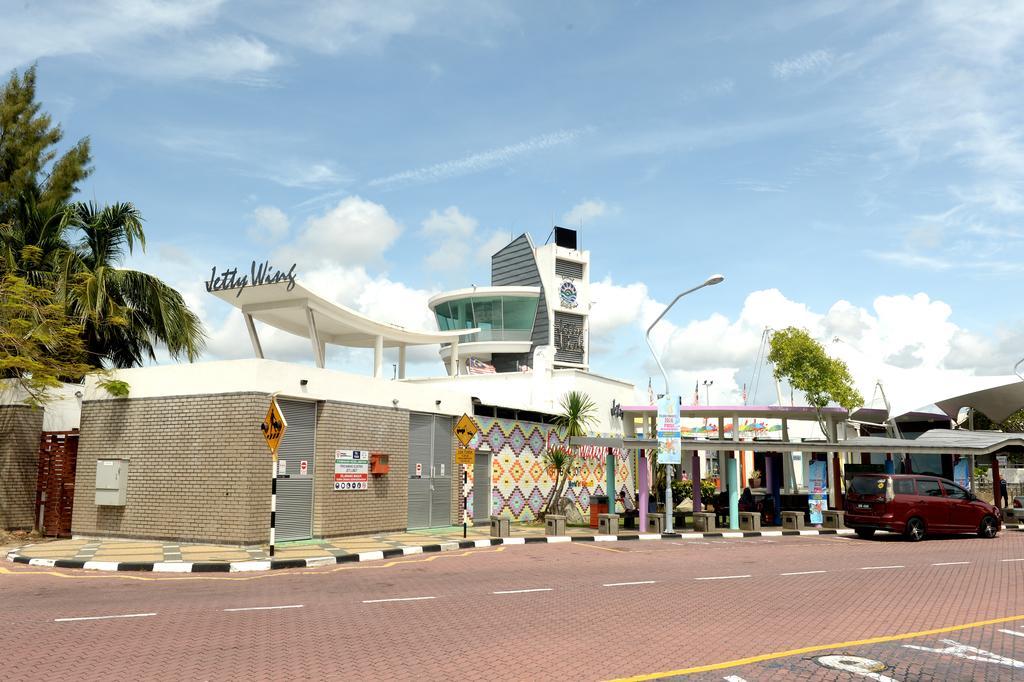 Brezza Hotel Lumut Esterno foto