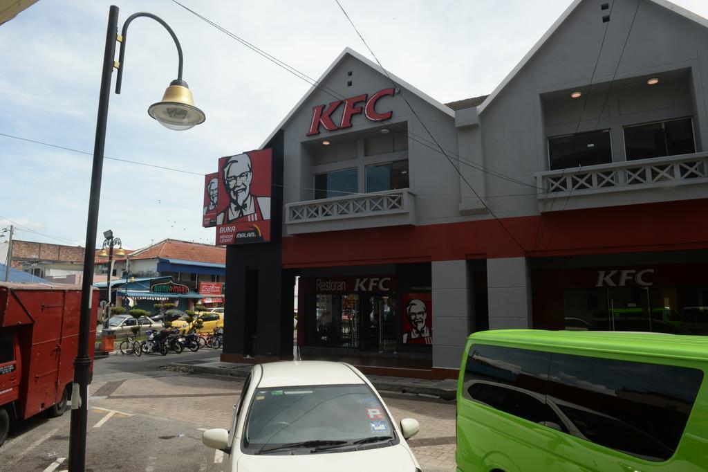 Brezza Hotel Lumut Esterno foto