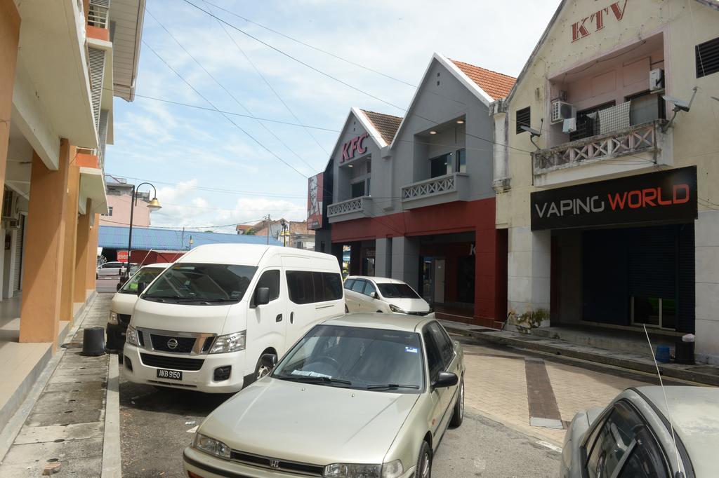 Brezza Hotel Lumut Esterno foto