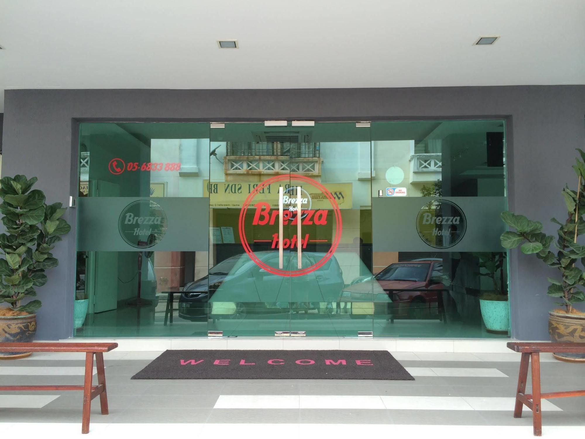 Brezza Hotel Lumut Esterno foto