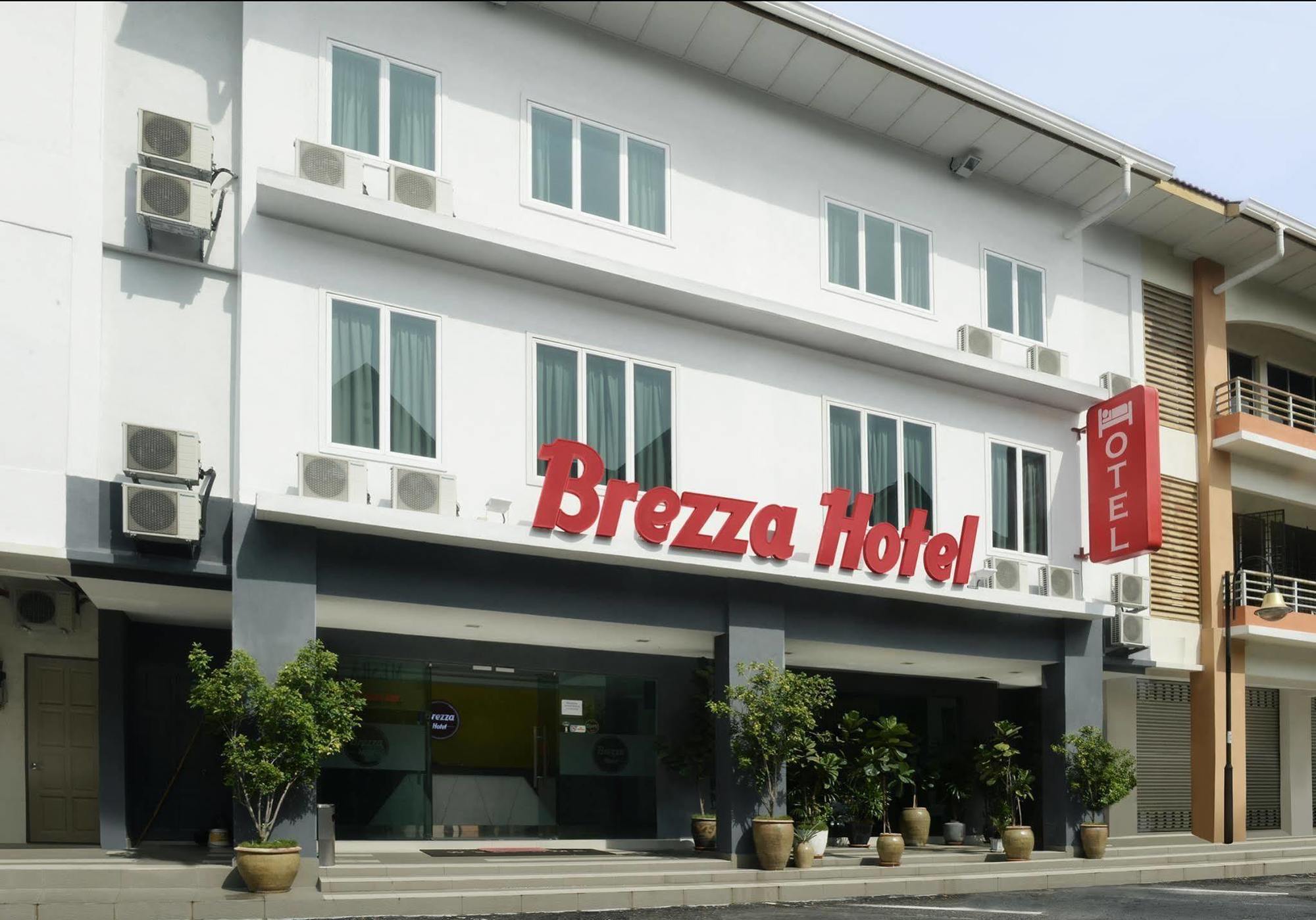 Brezza Hotel Lumut Esterno foto