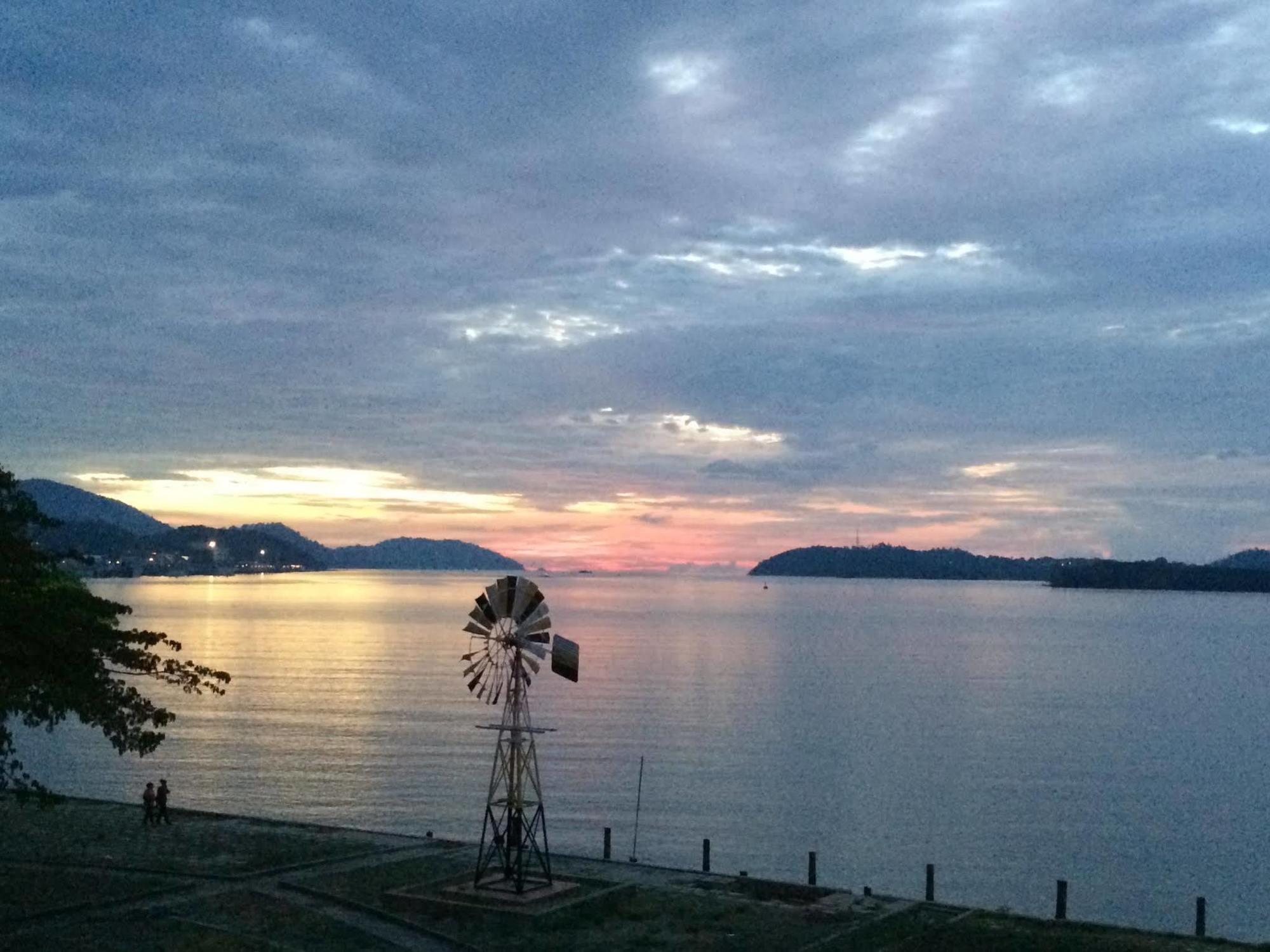 Brezza Hotel Lumut Esterno foto