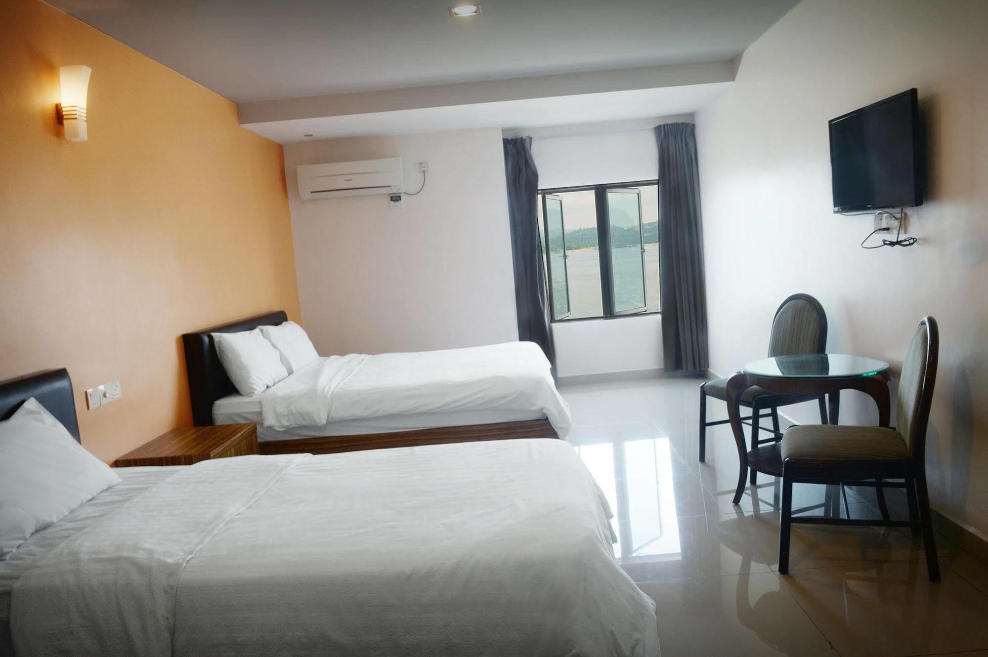 Brezza Hotel Lumut Esterno foto