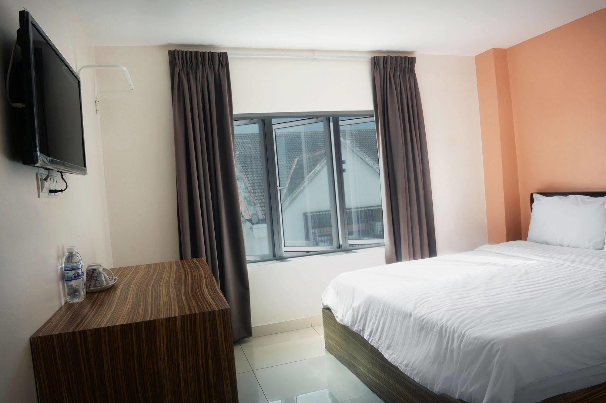 Brezza Hotel Lumut Esterno foto