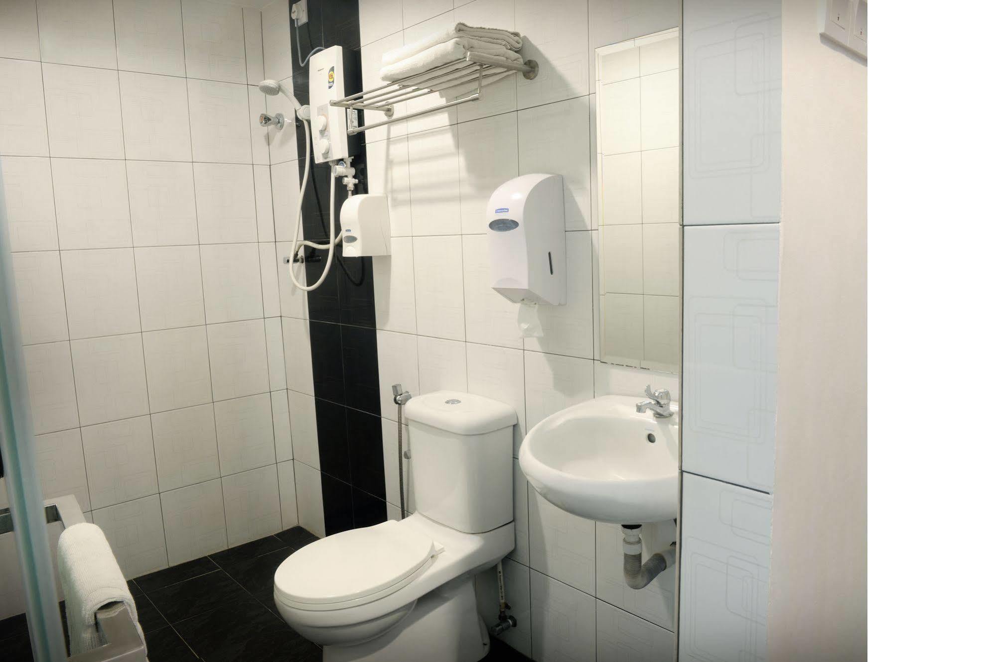 Brezza Hotel Lumut Esterno foto