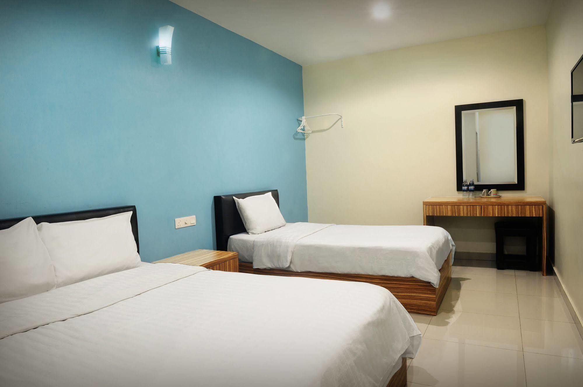 Brezza Hotel Lumut Esterno foto