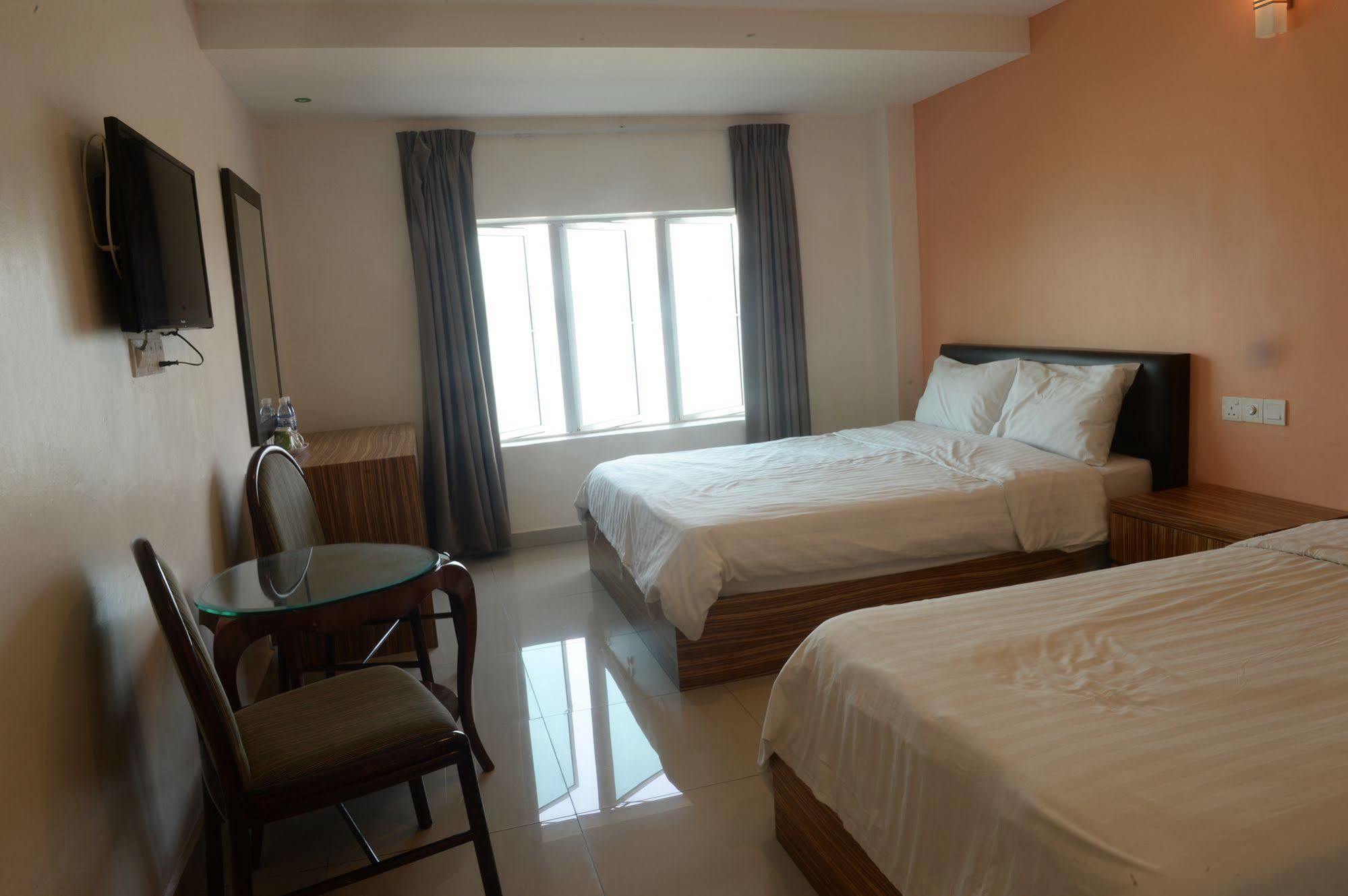 Brezza Hotel Lumut Esterno foto