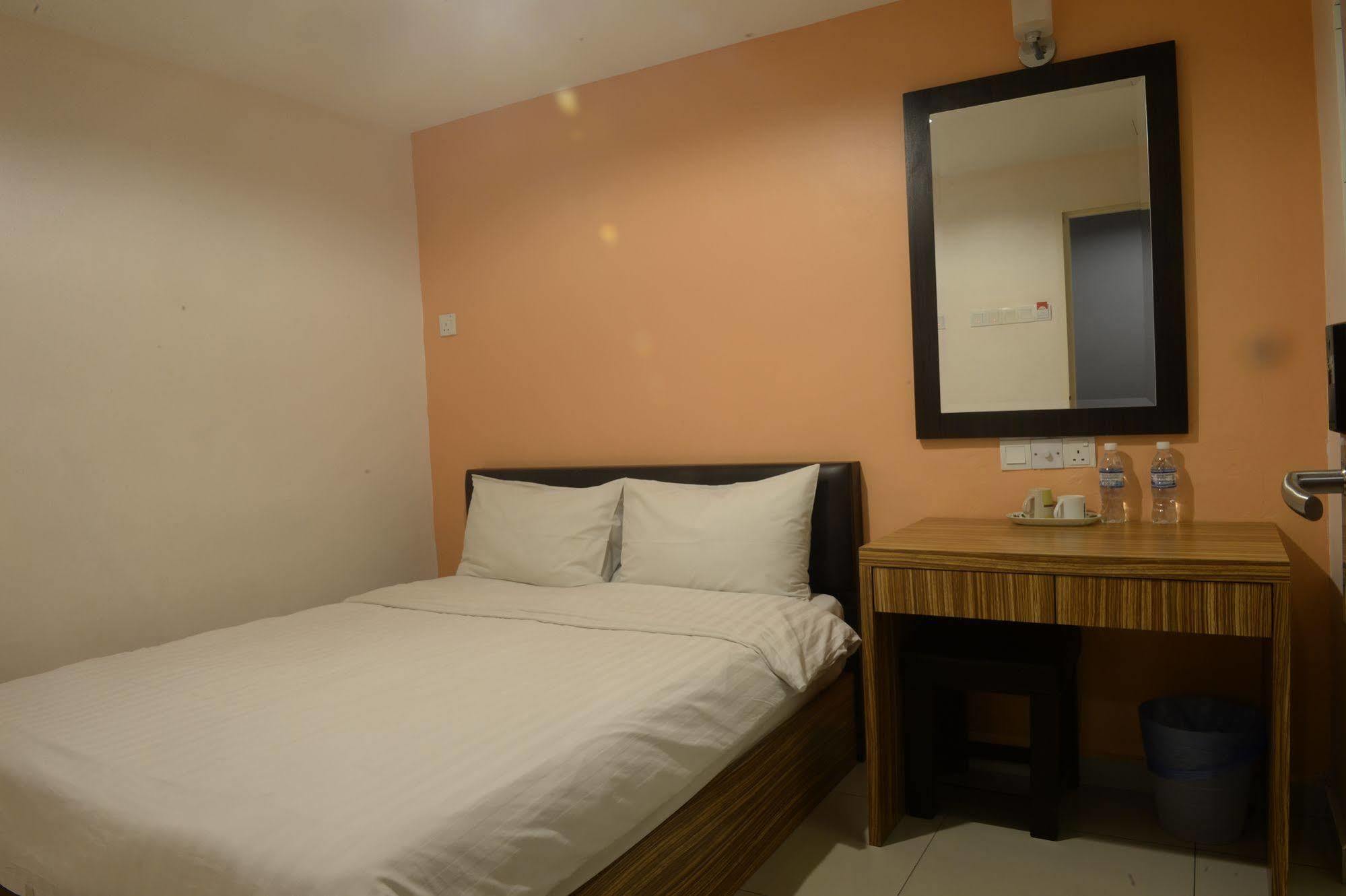 Brezza Hotel Lumut Esterno foto