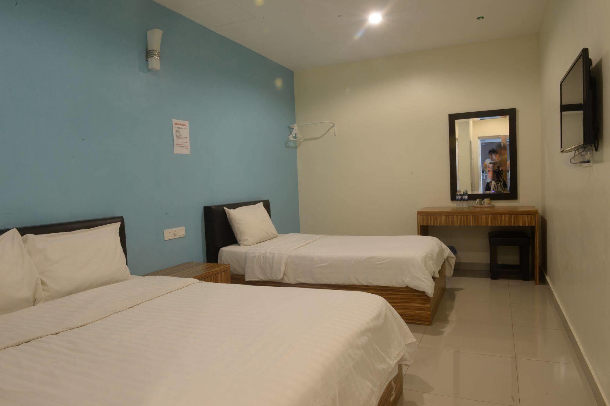 Brezza Hotel Lumut Esterno foto