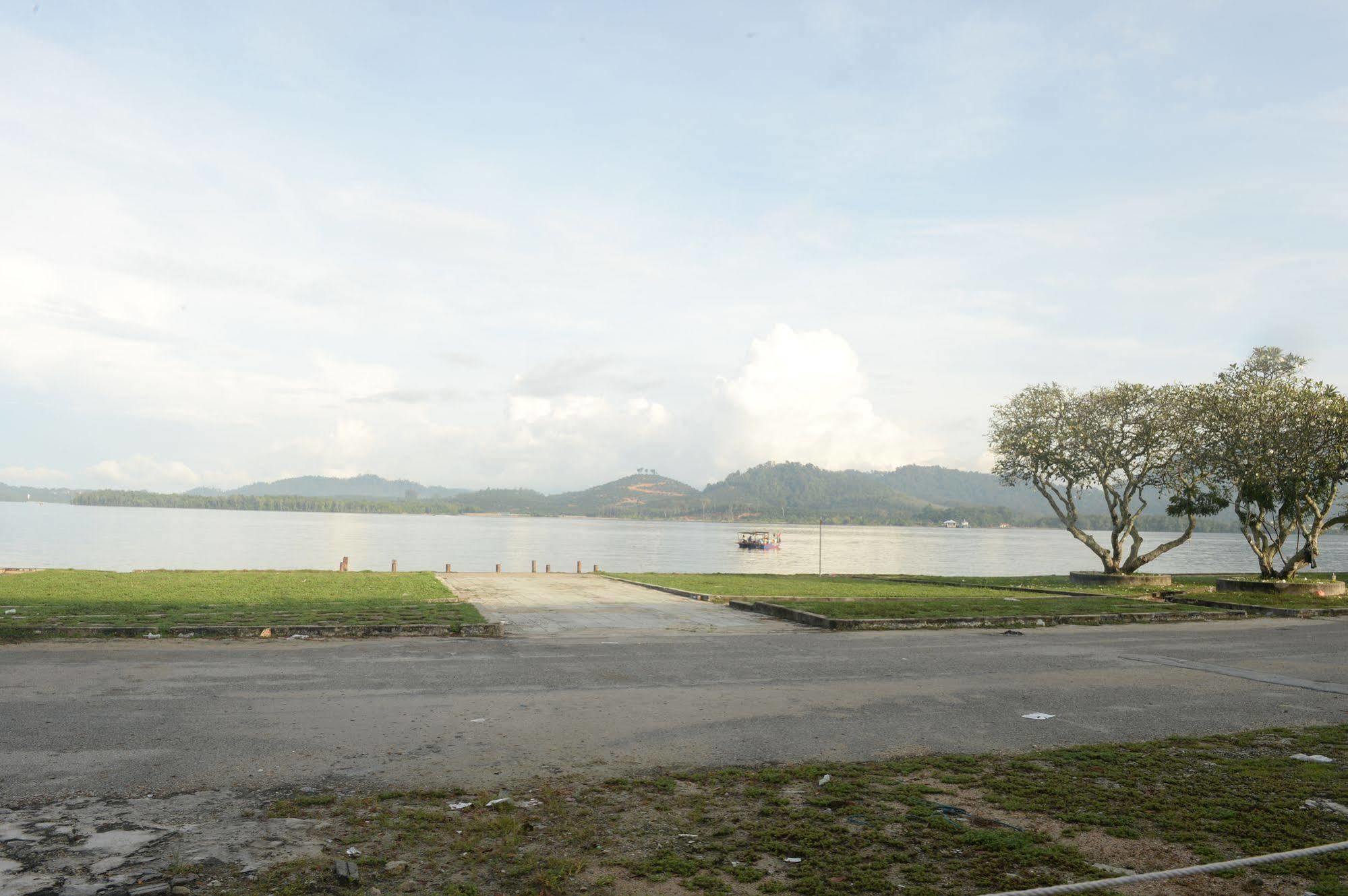 Brezza Hotel Lumut Esterno foto
